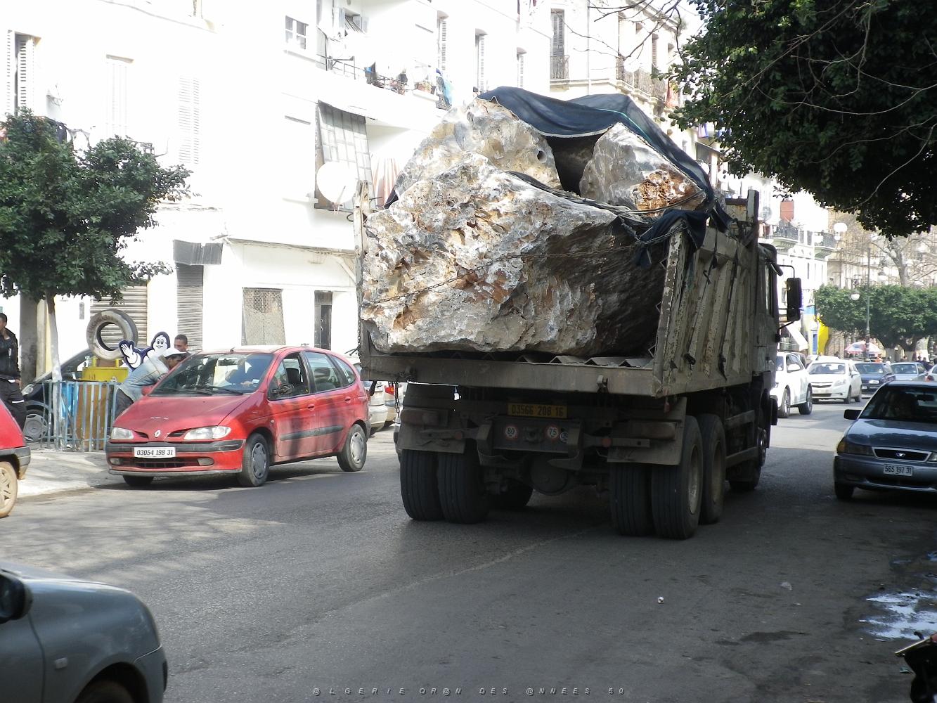 1988 Bd Stalingrad a voir l'arriere du camion pas beaucoup de securite.JPG